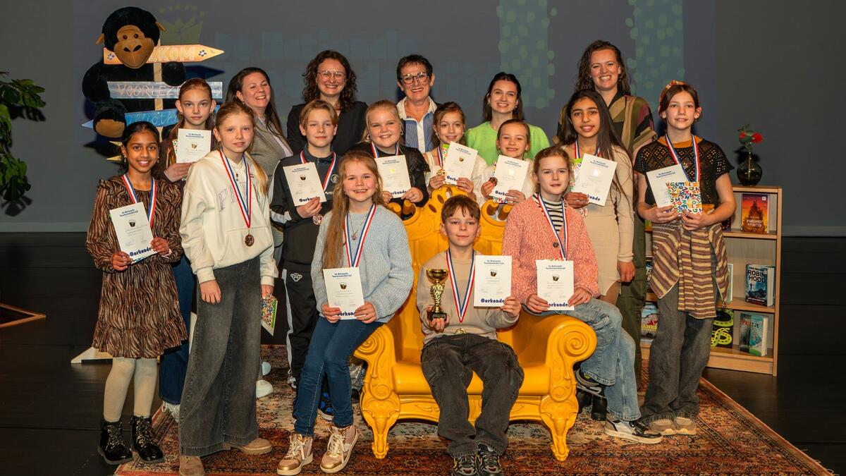 Alle deelnemers van de basisschoolwedstrijd inclusief de jury en presentatoren.