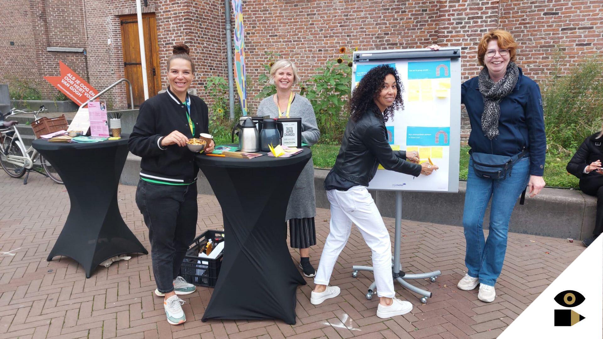 Koffie met letterkoekjes