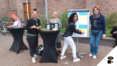 Koffie met letterkoekjes
