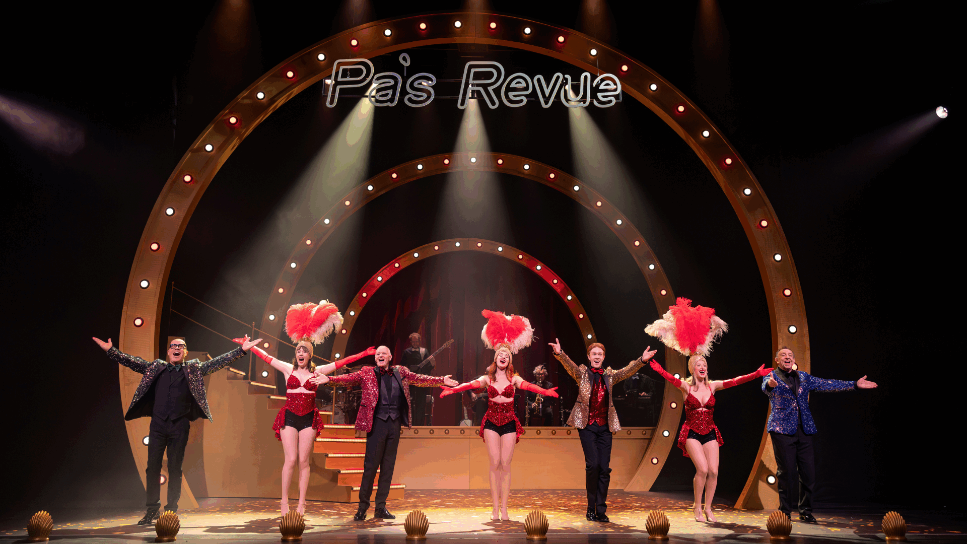 Ons pap wil bij de revue