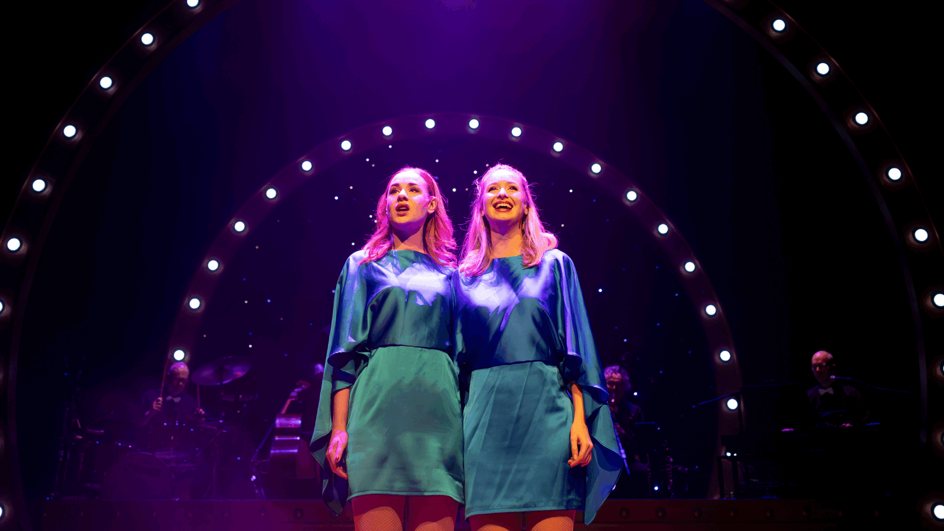 Ons pap wil bij de revue